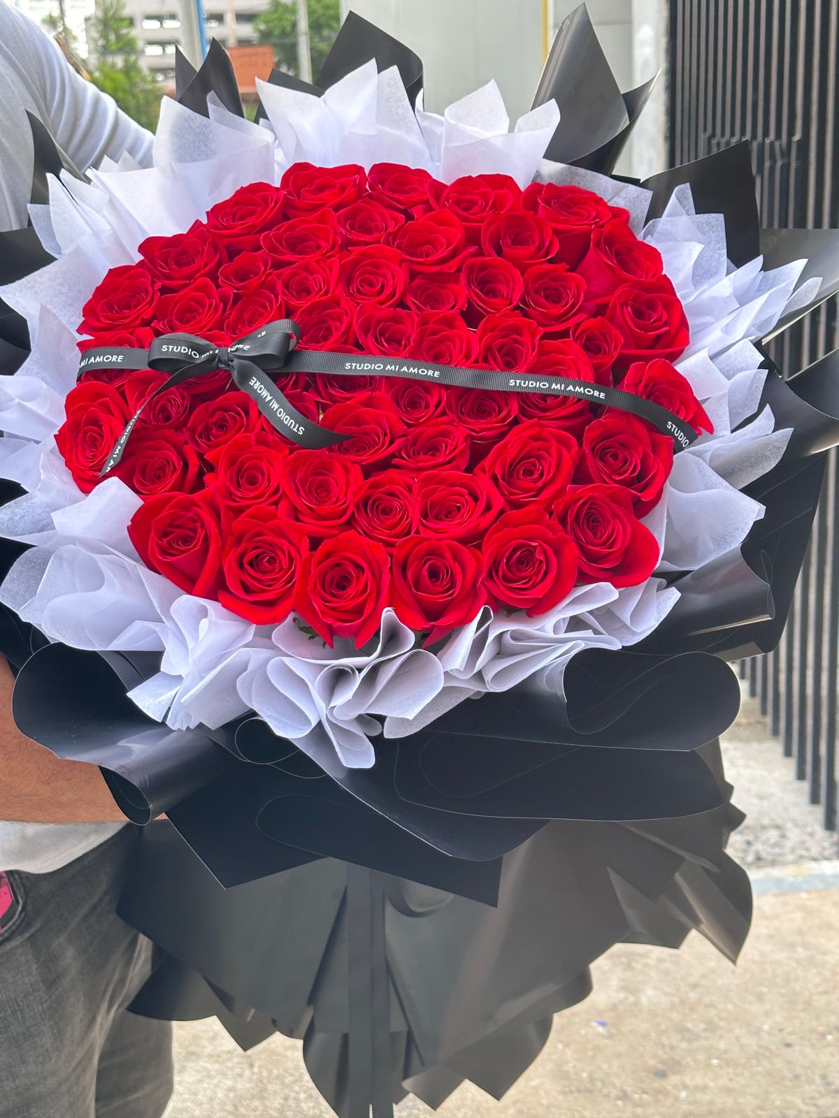 Ramo 52 rosas Envoltura Negra
