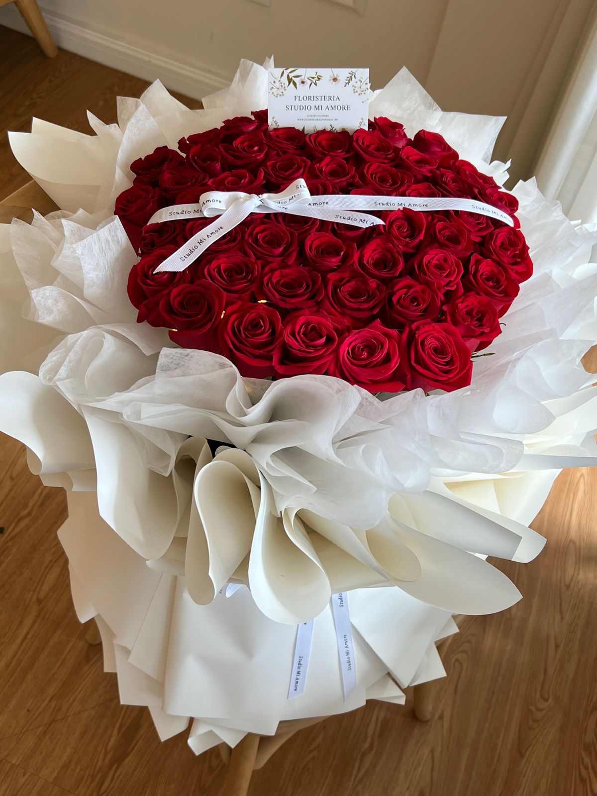 Ramo 52 rosas Envoltura blanca