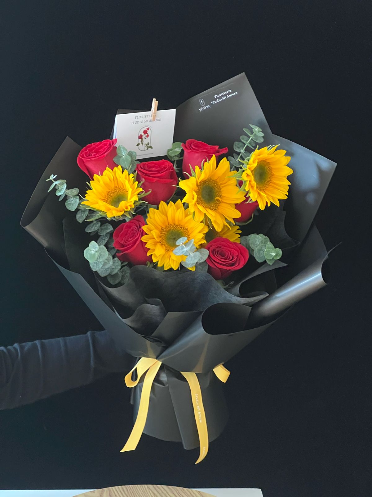 Ramo de girasoles y rosas